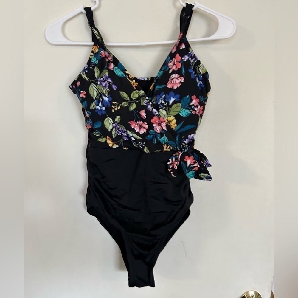 Time and Tru medium floral swimsuit one piece like new